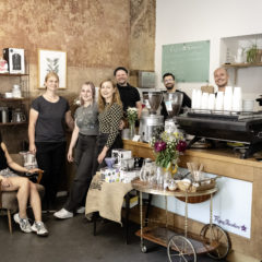 Flying Roasters Team im Café
